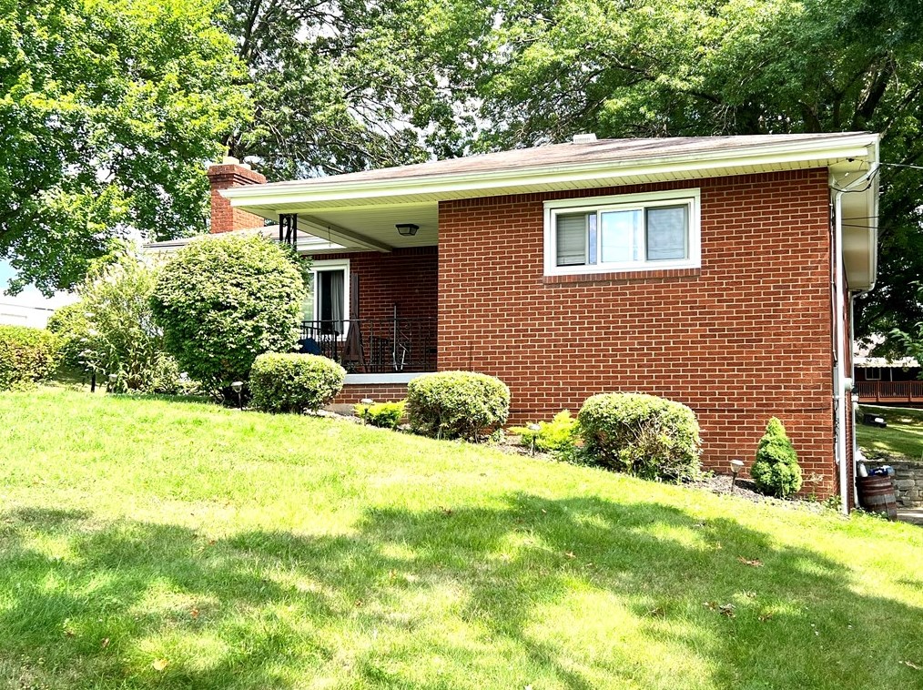 211 Lyons St, Houston PA  15342-1135 exterior