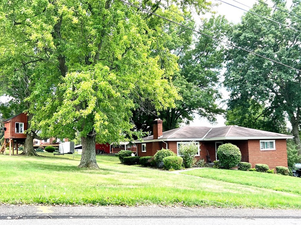 211 Lyons St, Houston PA  15342-1135 exterior