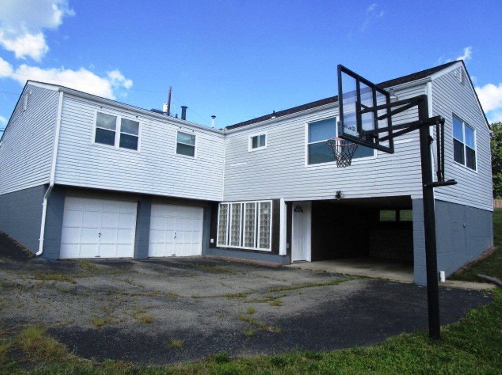 17 Cherokee Dr, Greensburg, PA 15601-4703