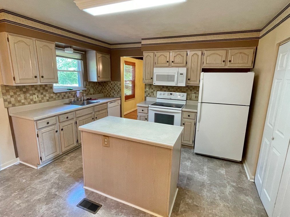 304 Moosehead Dr, Imperial, PA 15126