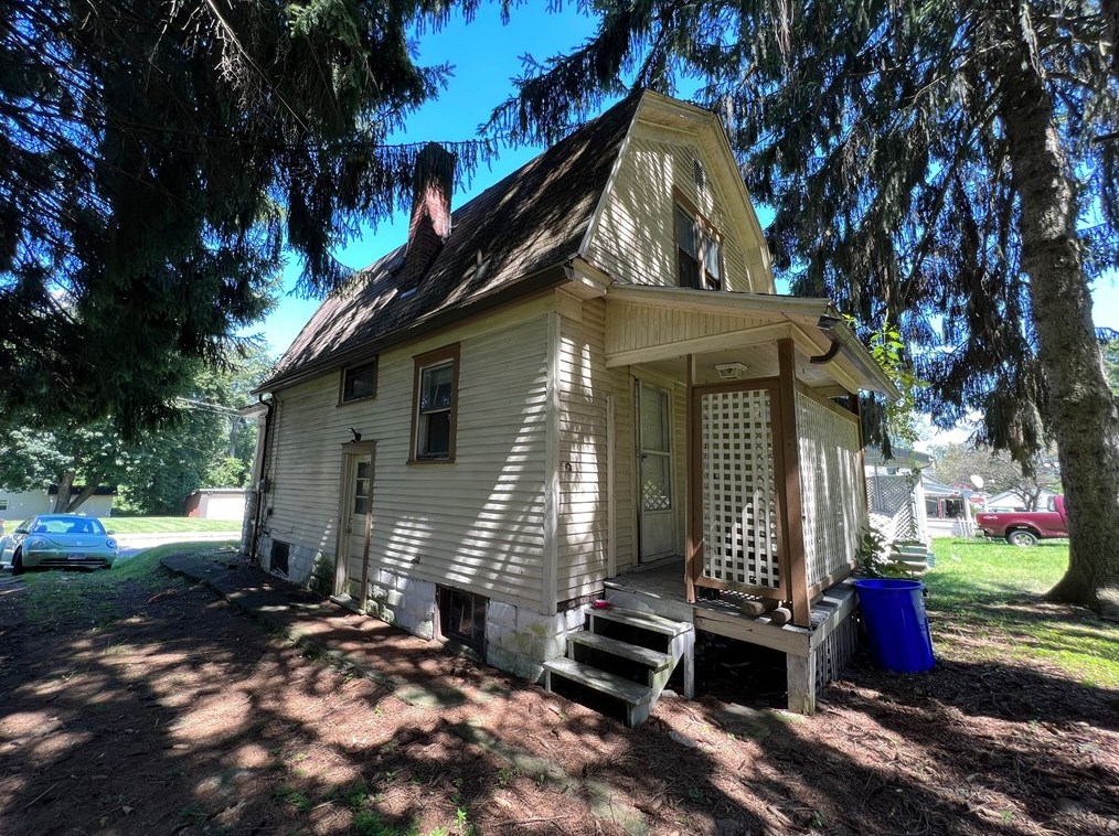 817 Etna St, New Castle, PA 16101