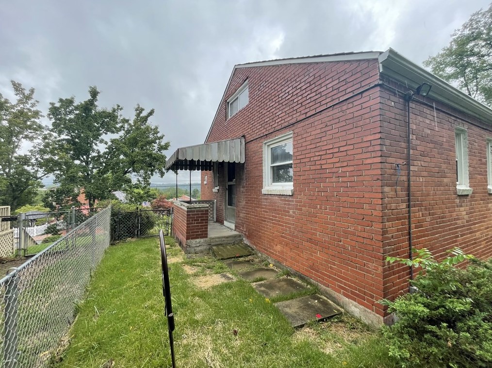 1835 Hughes St, Bridgeville, PA 15017-3009