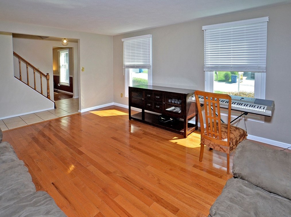 211 Ligonier Ln, New Kensington, PA 15068-9361