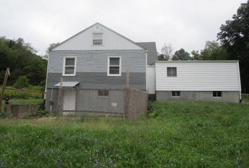 565 Boggs School Rd, Moon Twp, PA 15108-9621