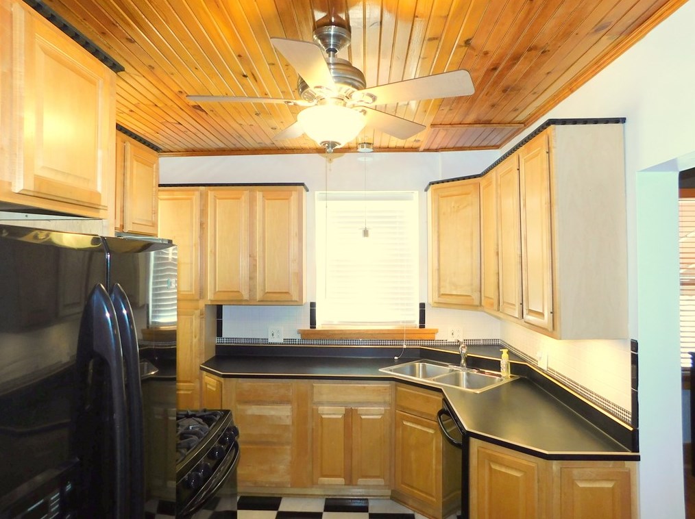 415 39th St, Beaver Falls, PA 15010-3325