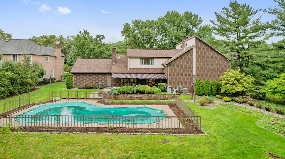 319 Saratoga Dr, Oliphant Furnace, PA 15401-5645