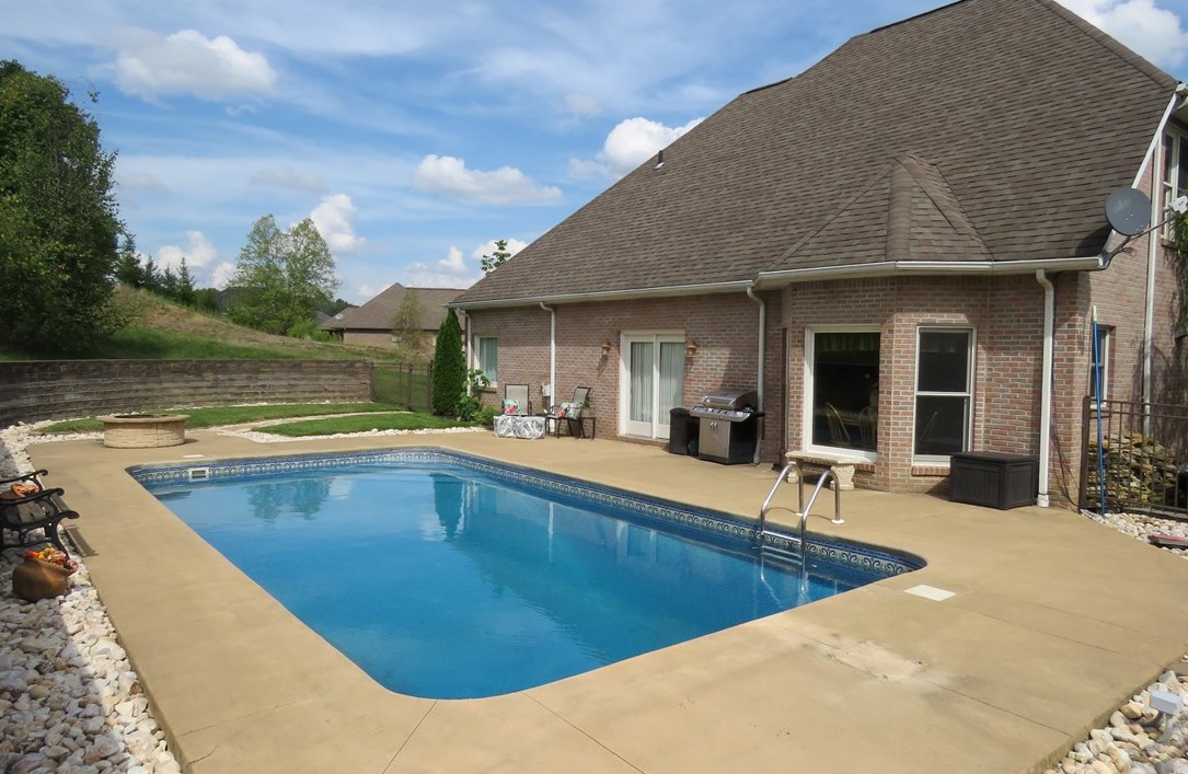 9040 Lucia Ln, North Huntingdon, PA 15642