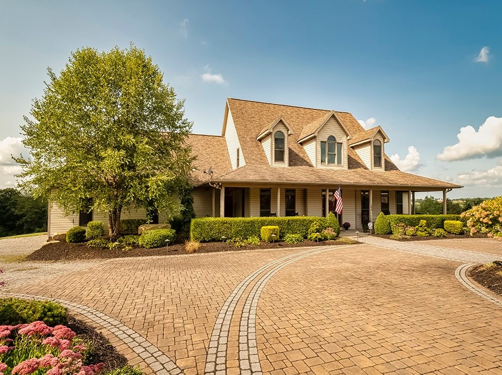 104 Eastgate Ln, Evans City, PA 16033