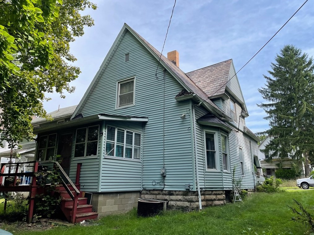 696 Spruce Ave, Hermitage, PA 16146