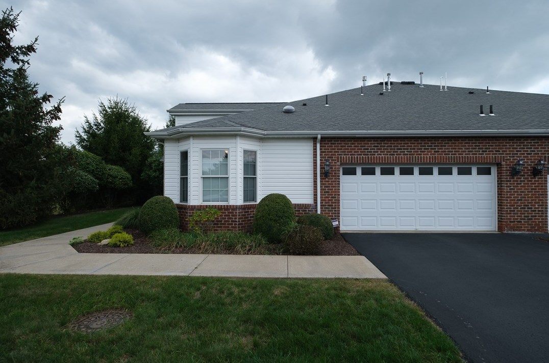 2302 Ambassador Ln, Valencia, PA 16059-1455