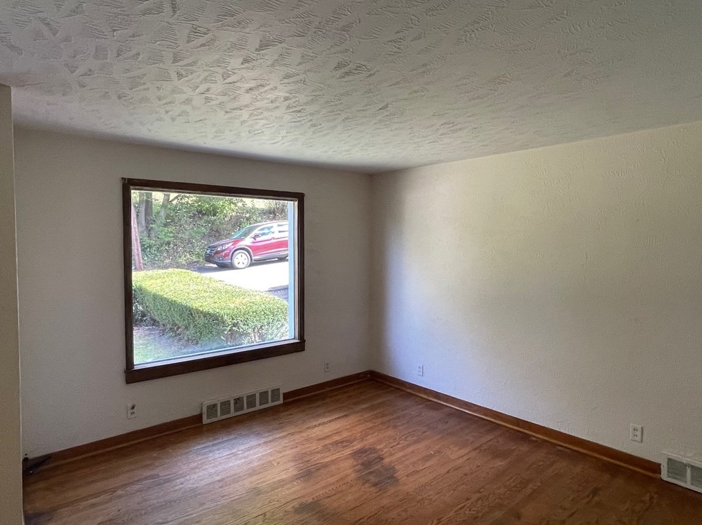654 Keystone St, Greensburg, PA 15601-4330
