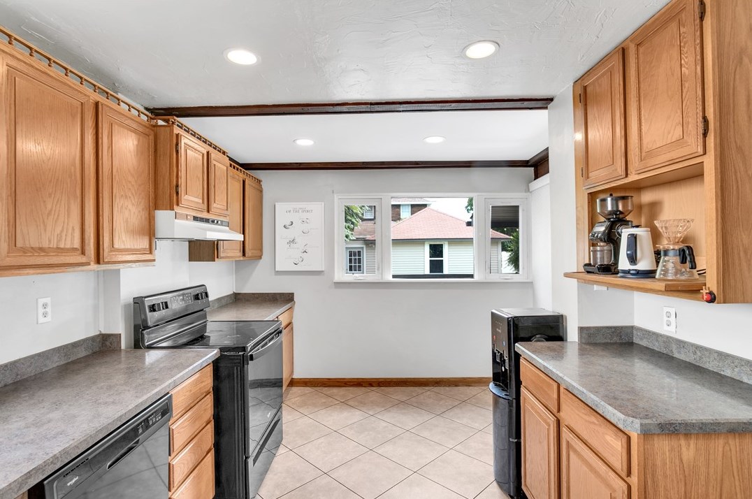 300 Pershing St, Ellwood City PA  16117-3821 exterior