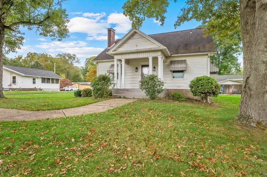 229 Country Club Dr, Ellwood City, PA 16117-5007