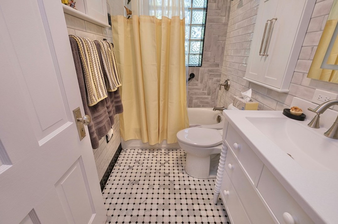 111 Woodland Dr, Pittsburgh PA 19083-4508 exterior