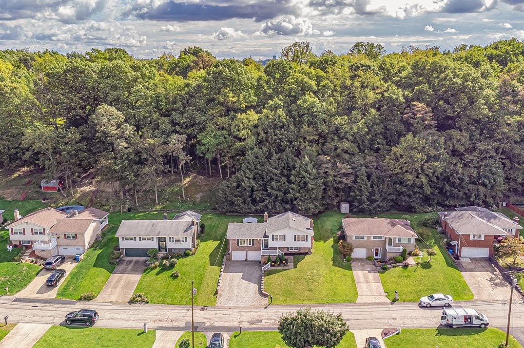 1621 Marion Dr, North Huntingdon PA 15642-5203 exterior