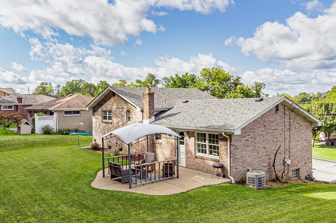 1621 Marion Dr, North Huntingdon PA 15642-5203 exterior