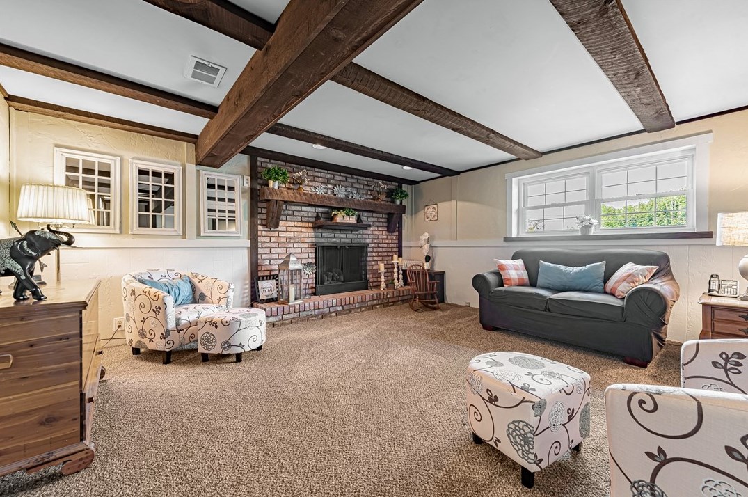 1621 Marion Dr, North Huntingdon PA 15642-5203 exterior