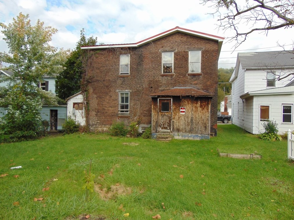 37 Railroad St, Dunbar, PA 15431-1513