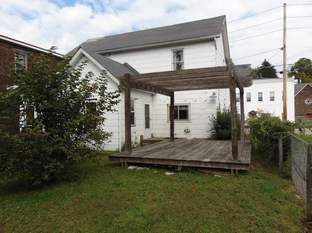 33 Railroad St, Dunbar, PA 15431-1513