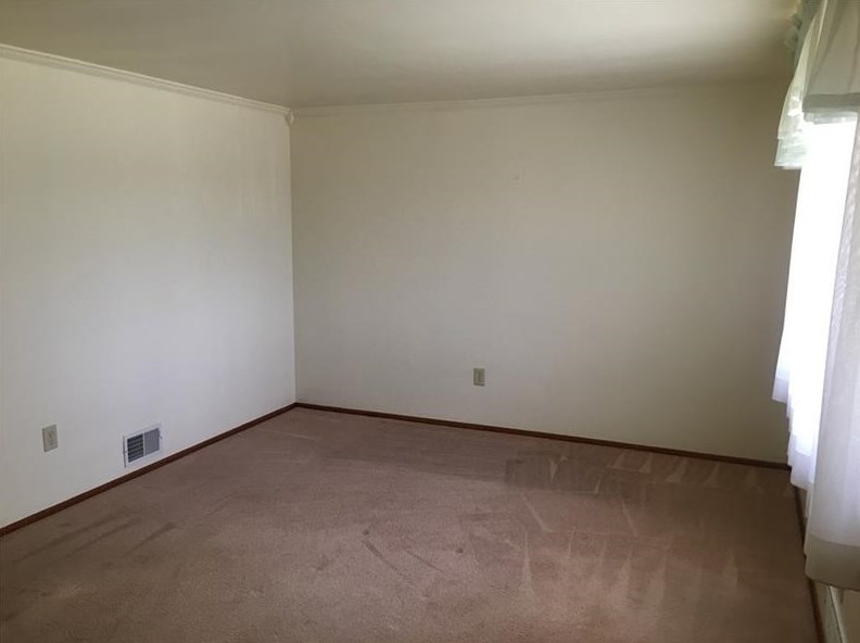 27 Pennsylvania Ave, California, PA 15419-1220