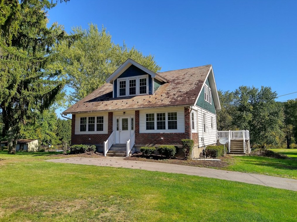 2108 Evans City Rd, Zelienople, PA 16063-3306