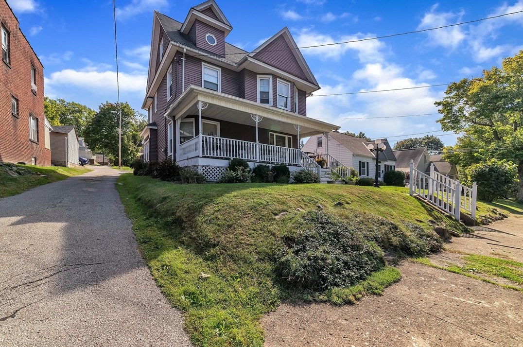 370 Euclid Ave, Hermitage, PA 16146