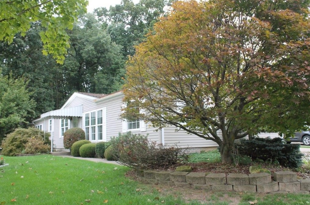 221 Rock Lake Dr, Zelienople, PA 16063