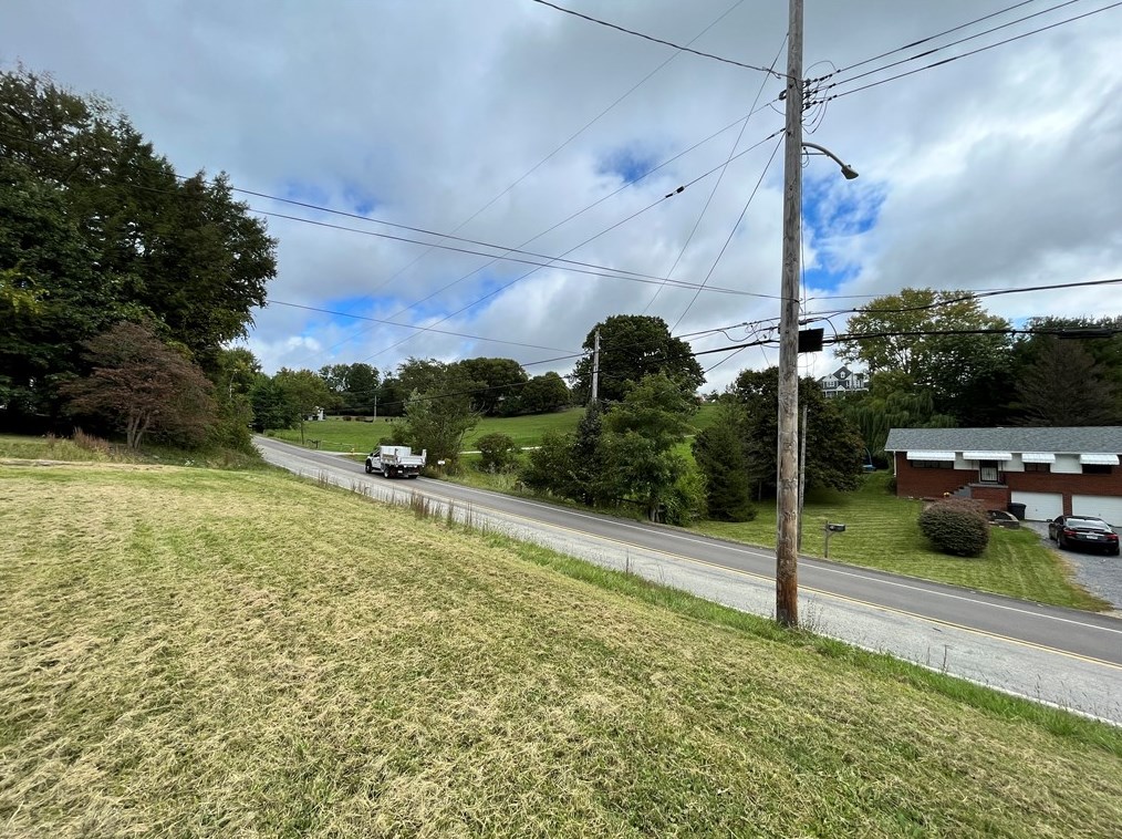 145 Mcmichael Rd, Collier Township, PA 15106-1429