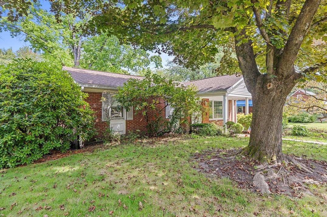 323 Mcintosh Dr, Moon Twp, PA 15108-2757