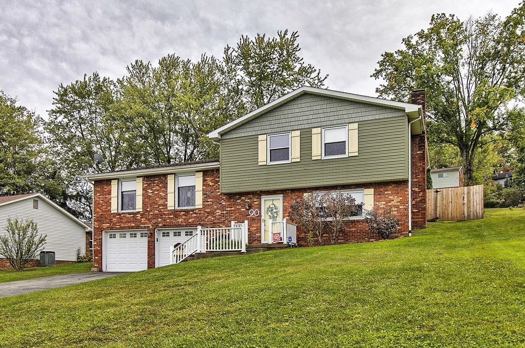 90 Mclaughlin Dr, Greensburg, PA 15601-1354