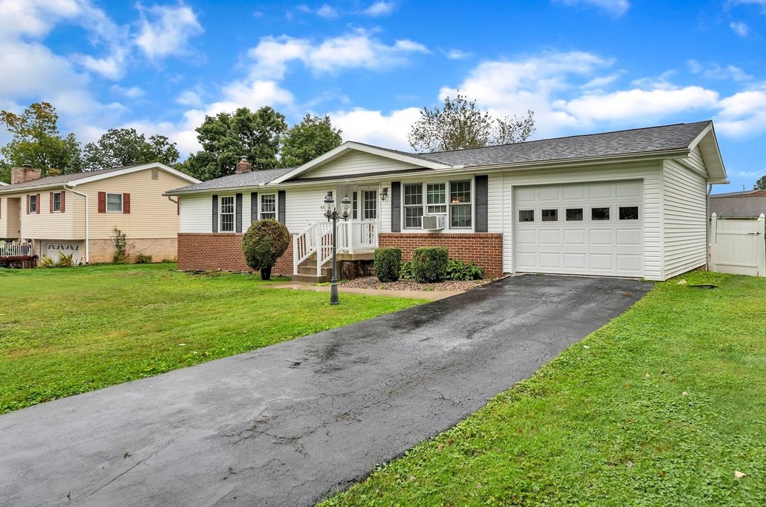 931 Country Ln, Indiana, PA 15701