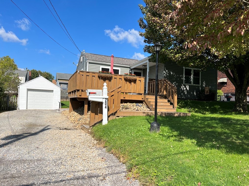 204 Nebraska Dr, New Kensington, PA 15068