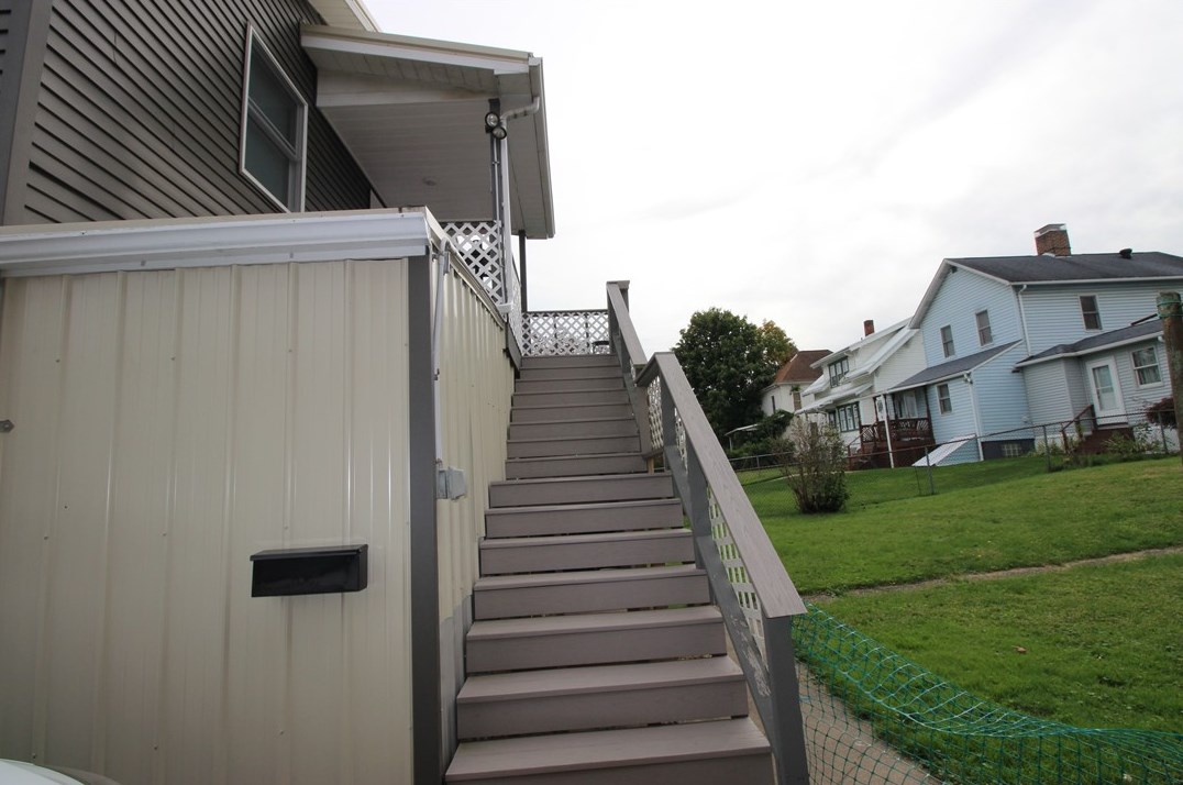 24 E Grant St, Houston, PA 15342