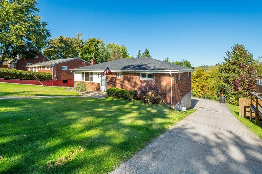 2142 The Cir, Washington, PA 15301-2664