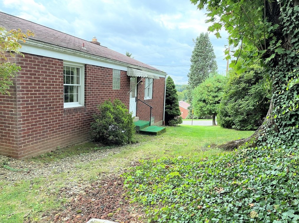 200 Paul Dr, New Kensington, PA 15068
