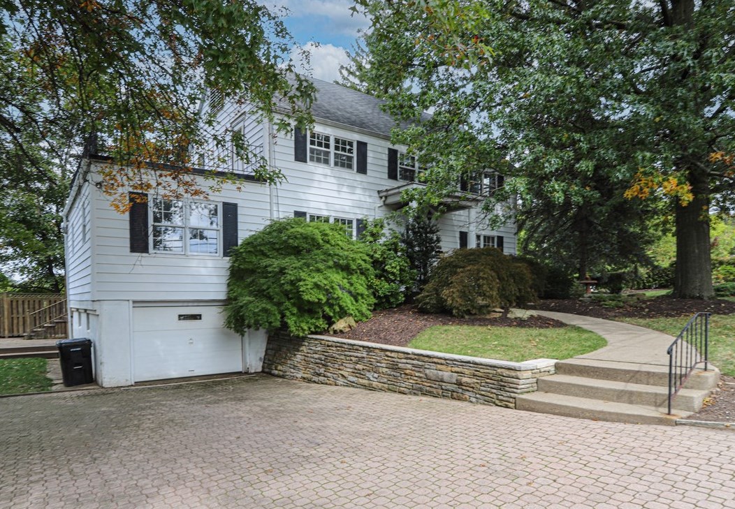 2650 Mesta St, Bethel Park, PA 15102-2721