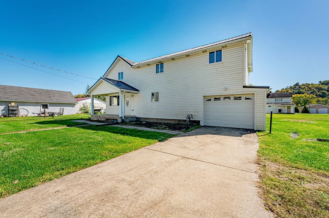 110 Railroad St, Stockdale, PA 15483