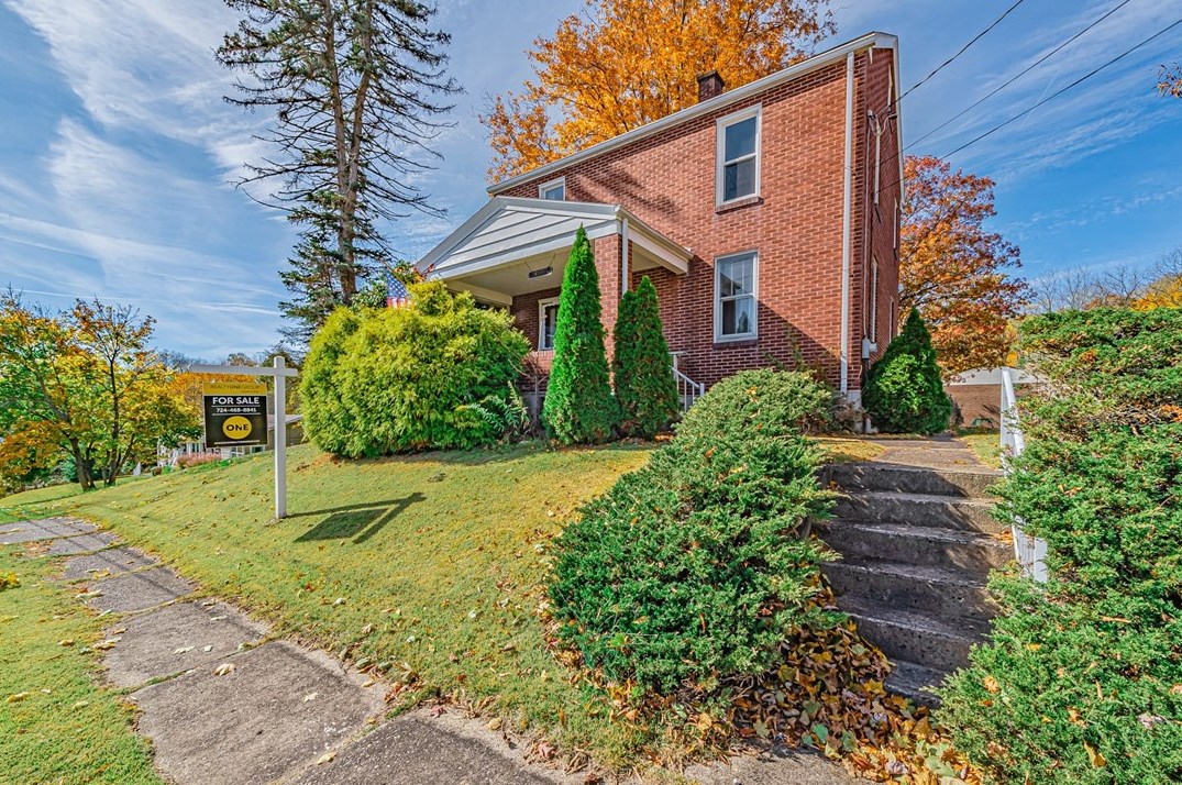 9 8th St, Youngwood, PA 15697-1368
