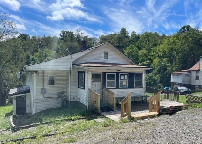 147 Community Park Rd, Vandergrift, PA 15690