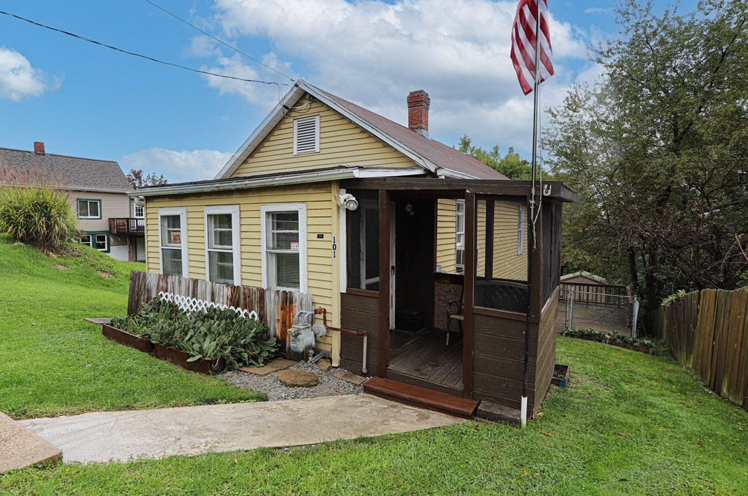 101 Charles St, Washington, PA 15301-2214