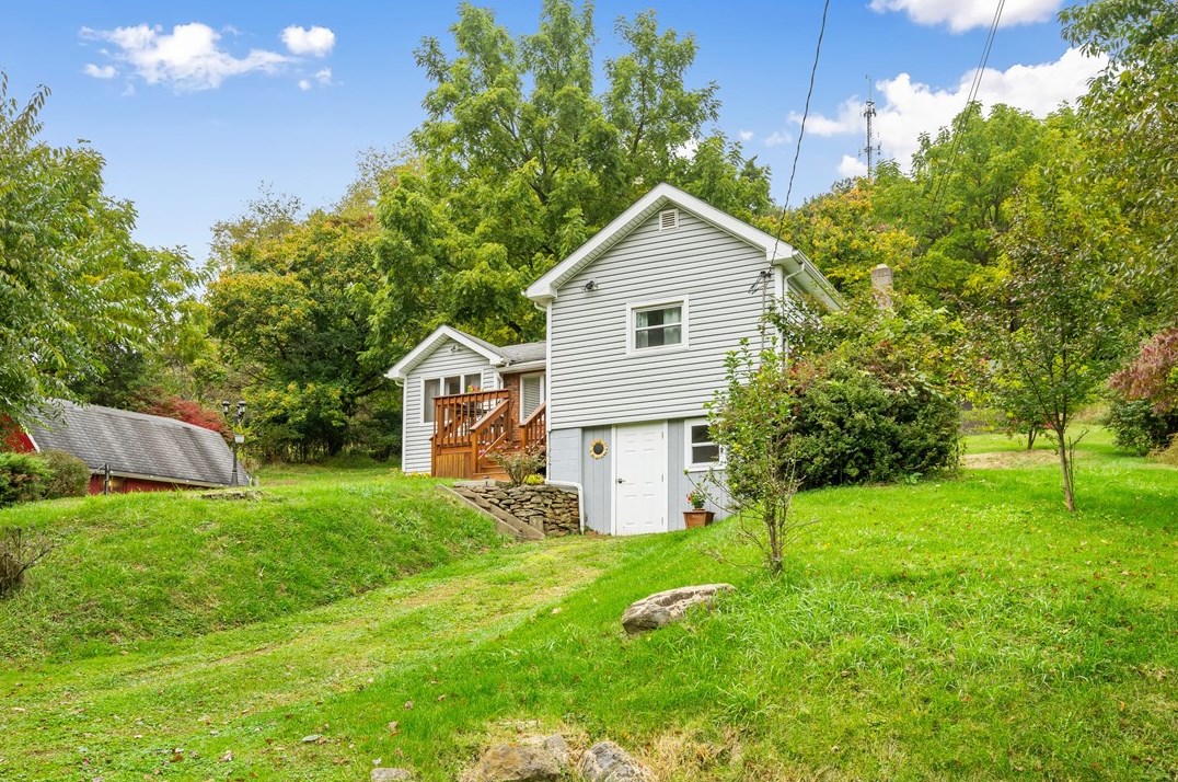 142 Striker Rd, Freeport, PA 16229-1753