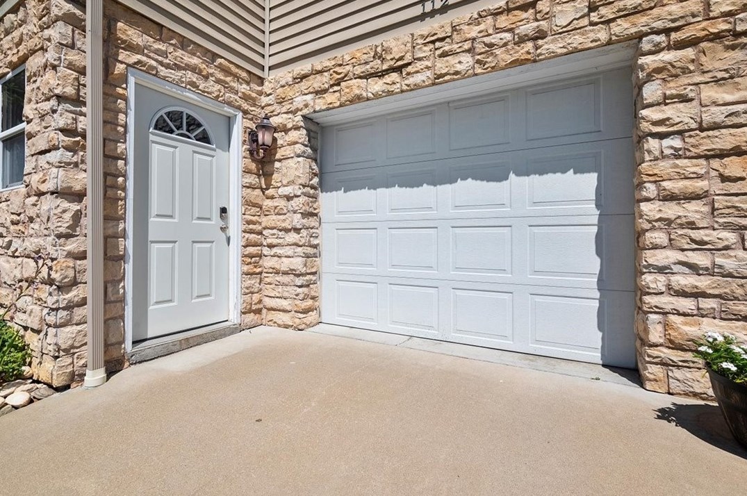 112 Short St, Houston, PA 15342-1192