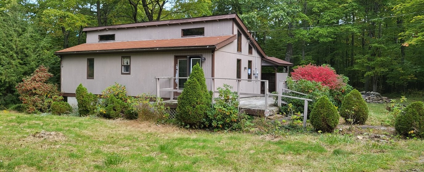 149 Forest Lake Rd, Acme, PA 15610-1345