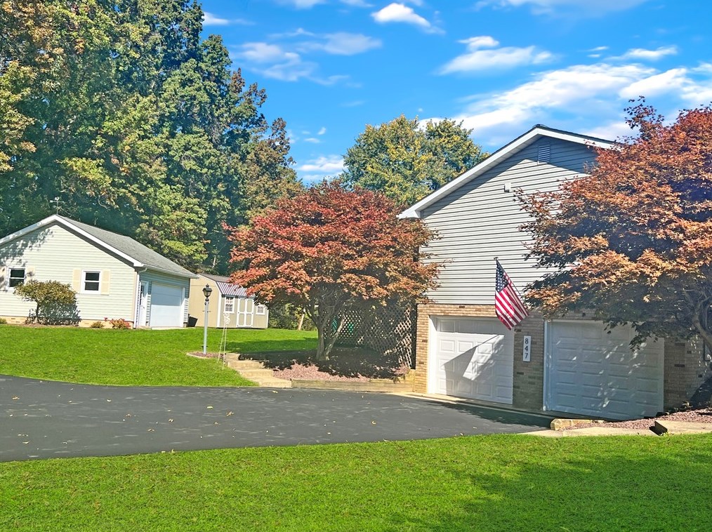 847 Patton Rd, New Castle, PA 16105-6215