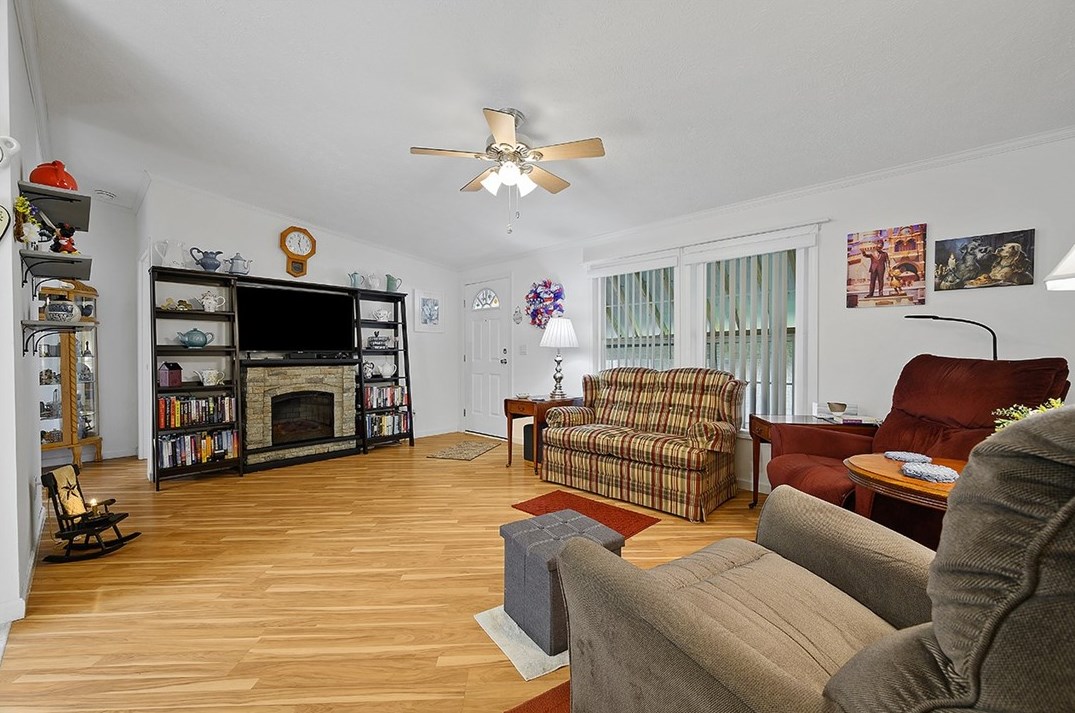 18 Round Top Dr, Finleyville, PA 15332
