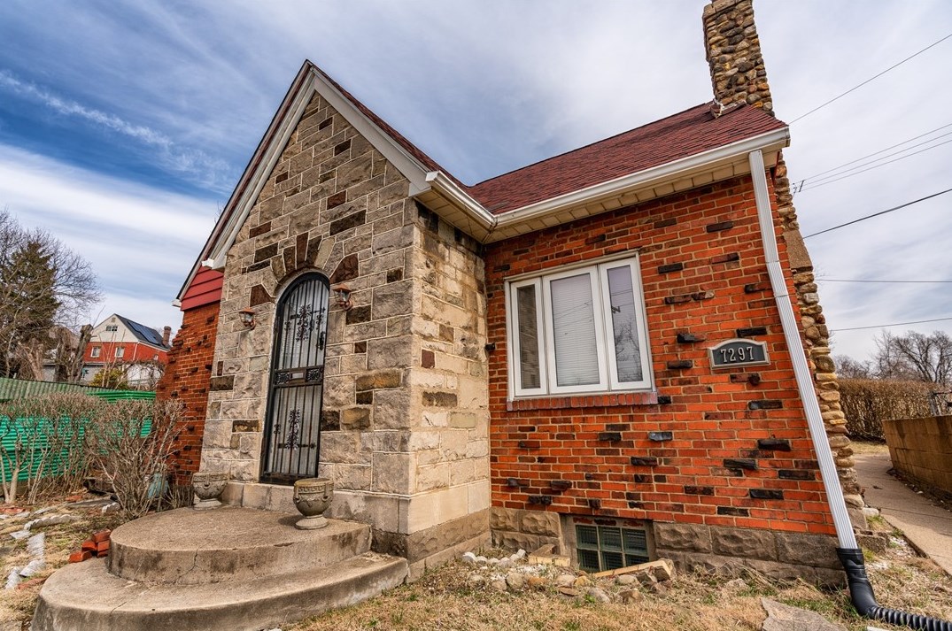 7297 Mt Carmel Rd, Penn Hills, PA 15235