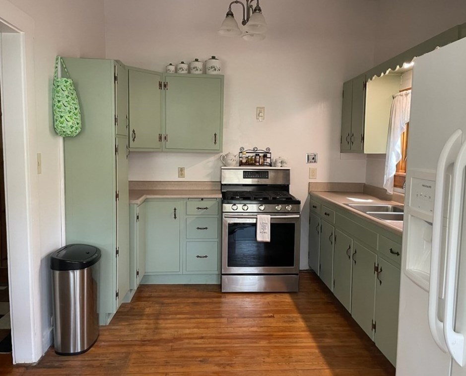 9 Hemlock Rd, Laughlintown, PA 15655