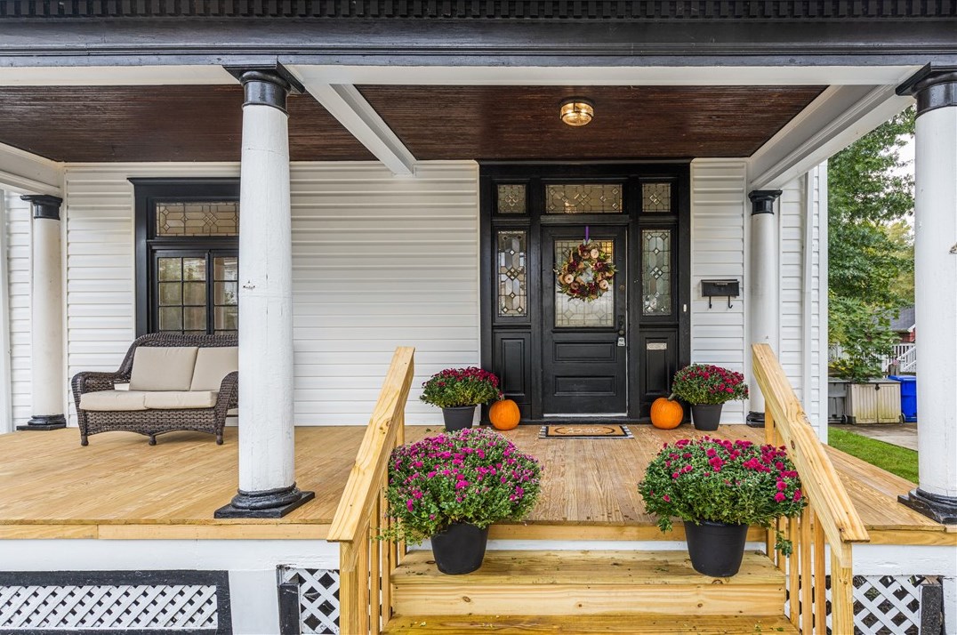 318 E New Castle St, Zelienople, PA 16063
