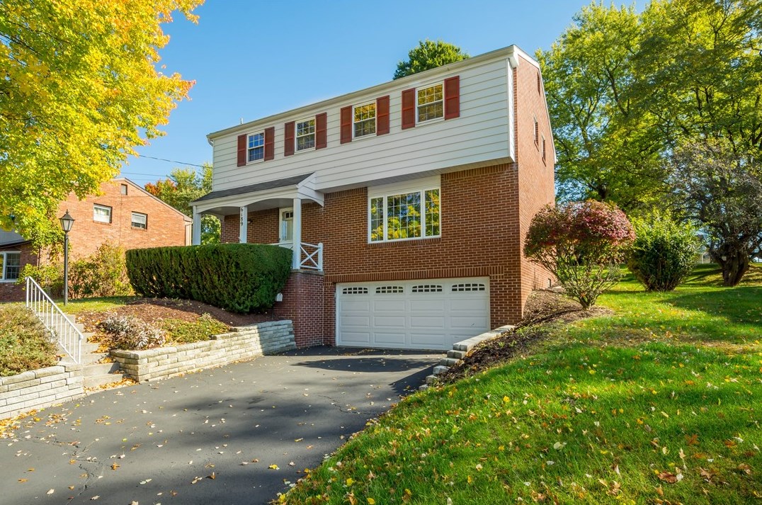 6189 Boxer Dr, Bethel Park, PA 15102-3276