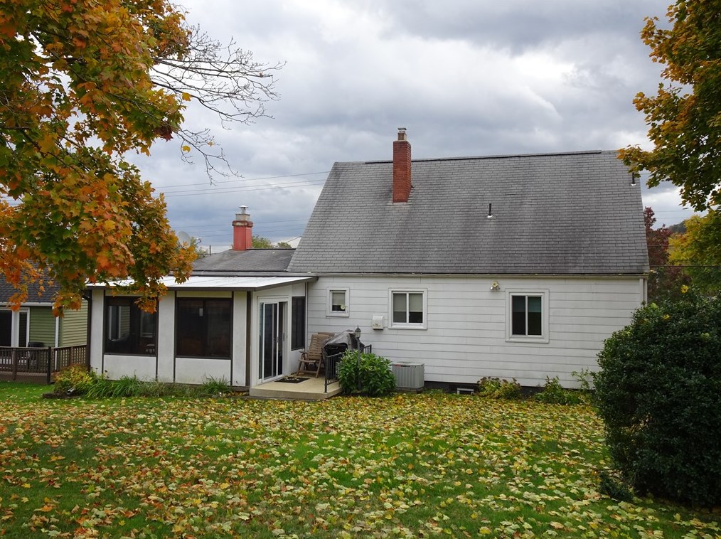 609 5th St, Youngwood, PA 15697-1509